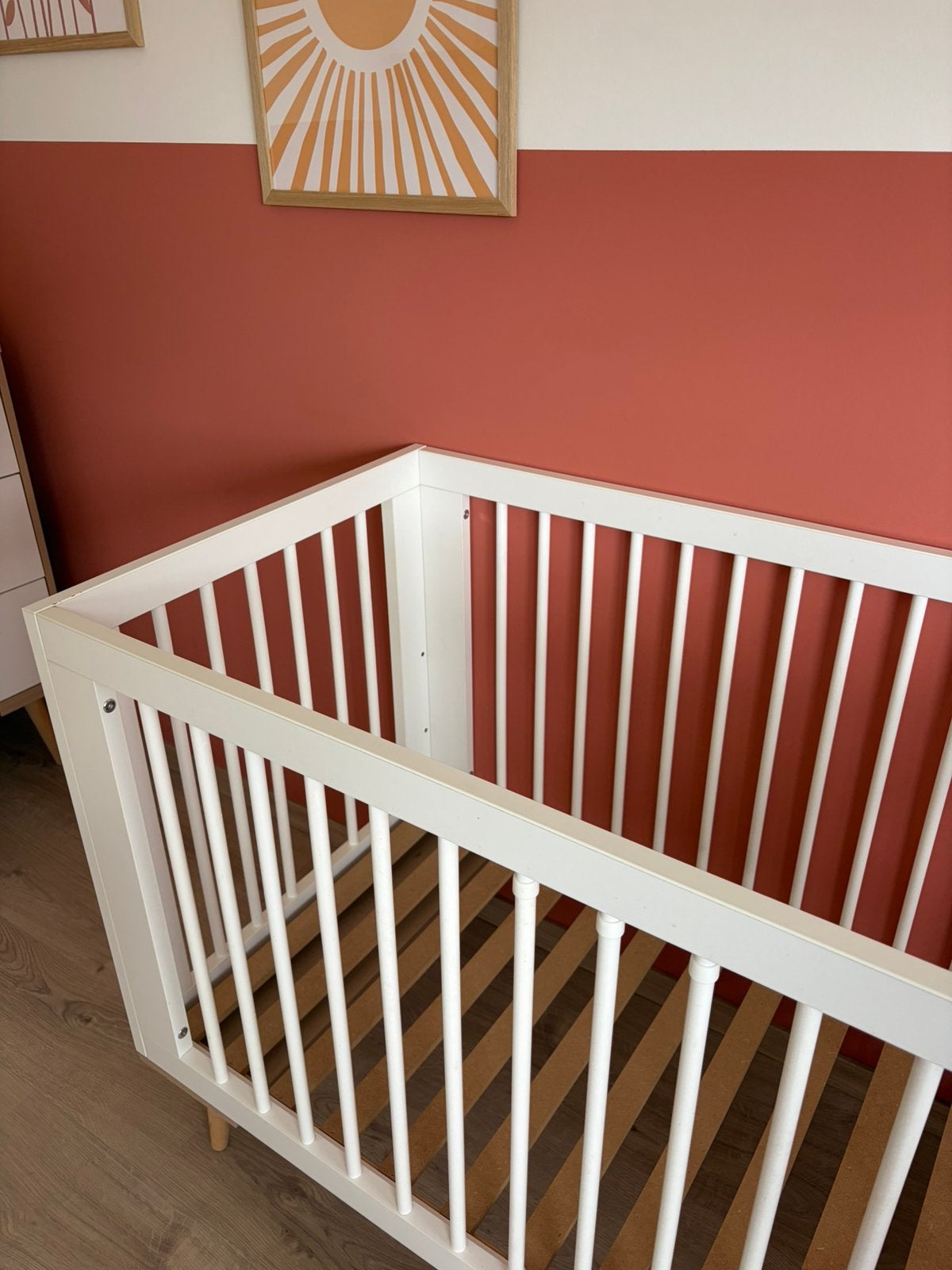Modern wit babybed 60x120 cm met houten pootjes, nette staat, Enfants & Bébés, Enlèvement, Comme neuf, Garçon ou Fille