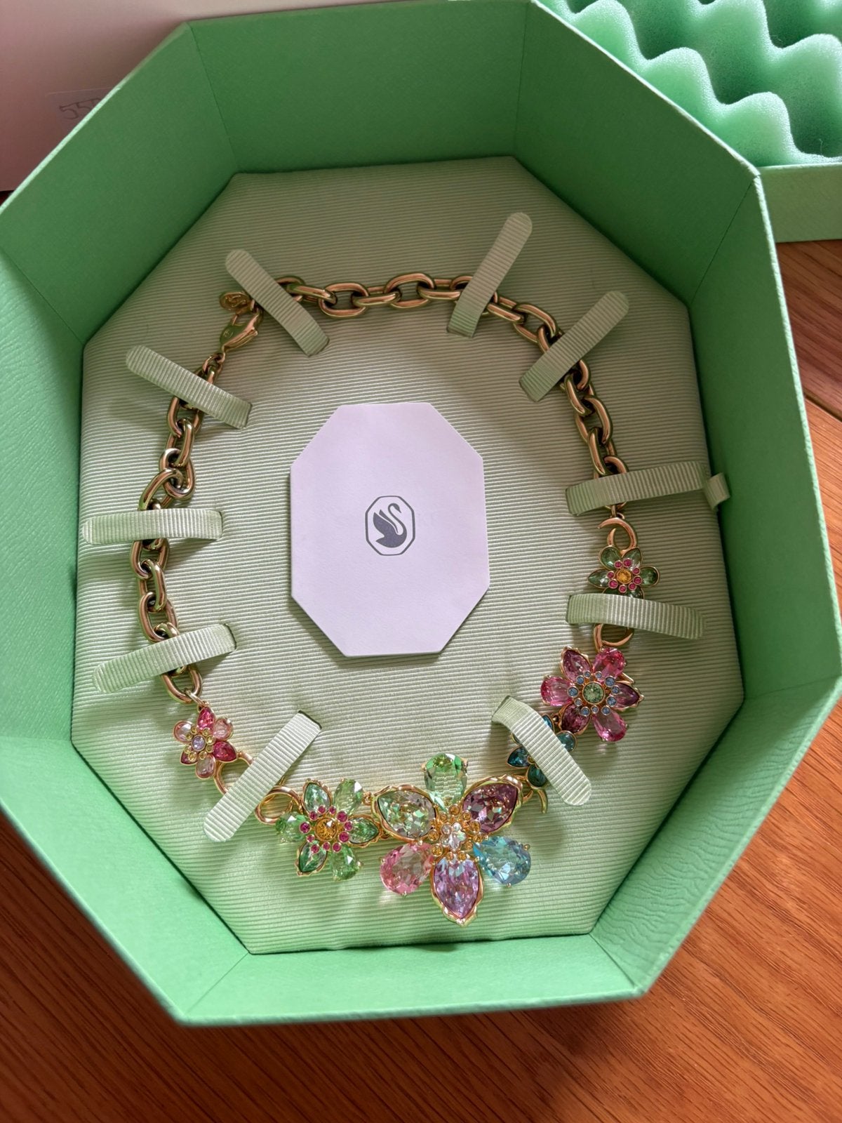 Swarovski ketting idyllia, Ophalen