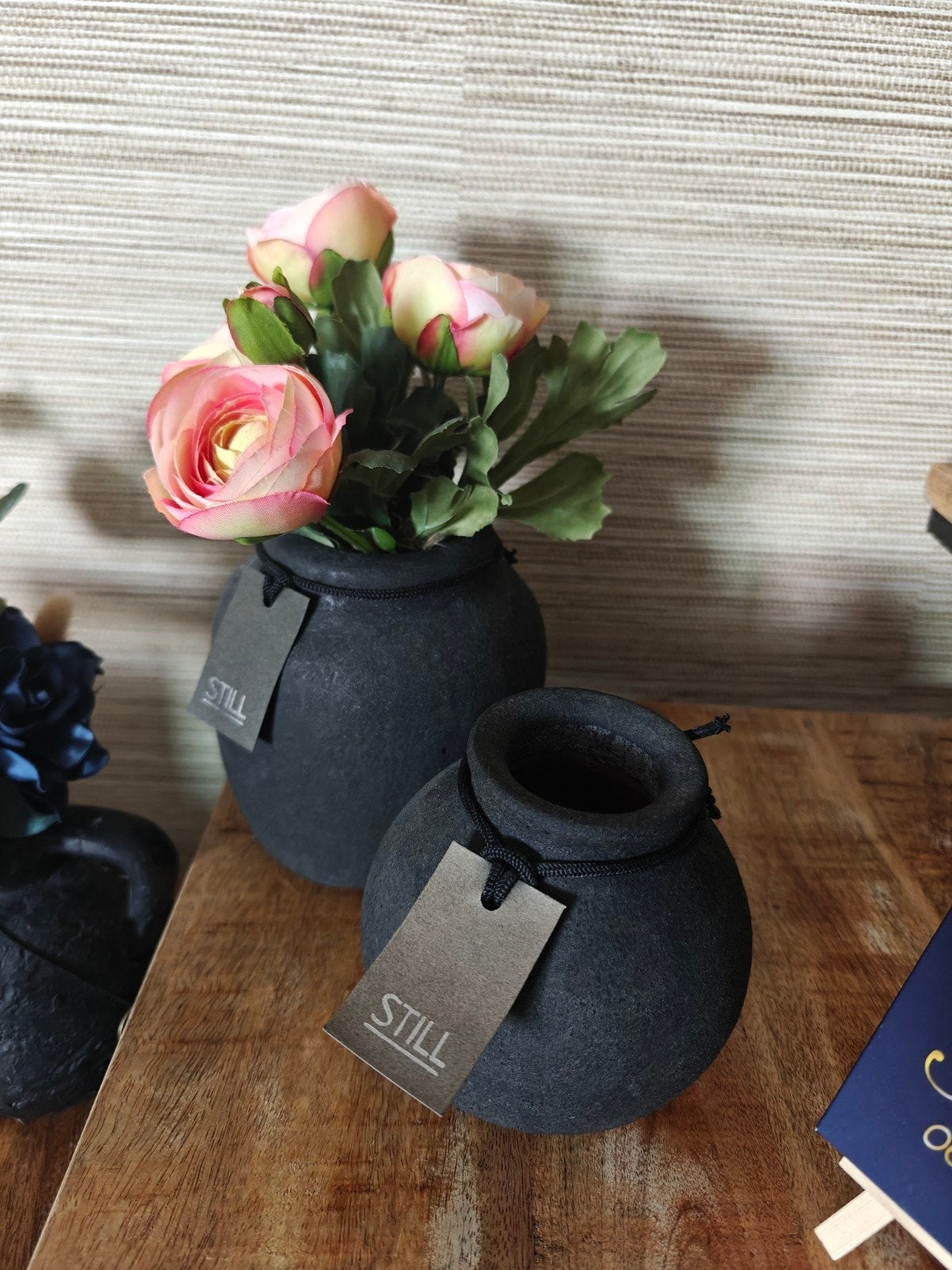 Twee stijlvolle STILL vaasjes in mat zwart. STILL, Maison & Meubles, Accessoires pour la Maison | Vases, Enlèvement, Noir