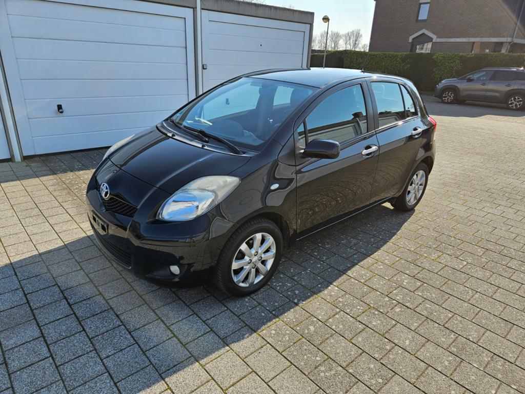 Toyota Yaris 1.0 benzine 70 pk Airco 137.dkm bj 2011 gekeurd, Auto's, Euro 5, Stof, Zwart, Zwart