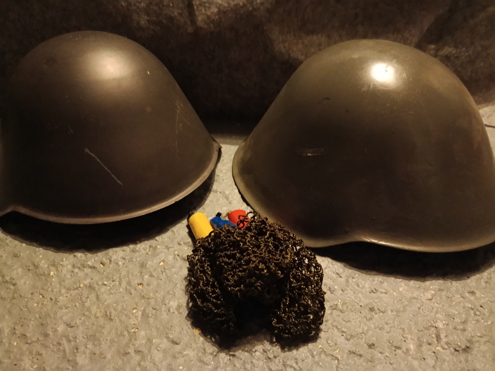 2 Oost Duitse helmen + 3 Oost Duitse helmnetjes, Verzamelen, Militaria | Algemeen, Ophalen of Verzenden, Landmacht, Helm of Baret