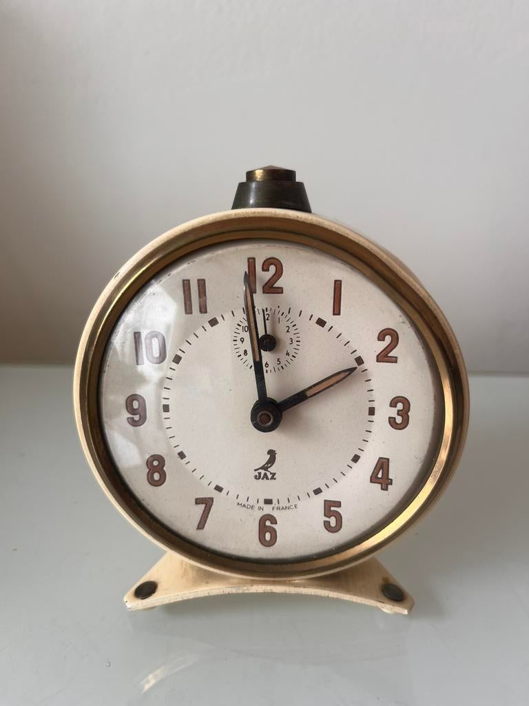 Réveil Jaz vintage en or beige., Antiquités & Art, Antiquités | Horloges, Enlèvement ou Envoi