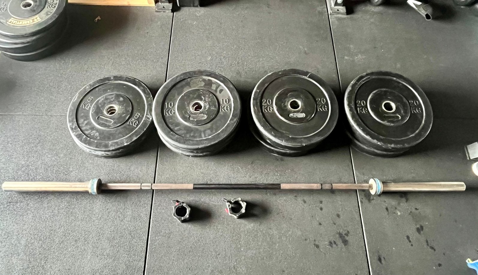 Olympische halterstang ATX + 140kg halterschijven, Sport en Fitness, Ophalen, Gebruikt, Halterschijven