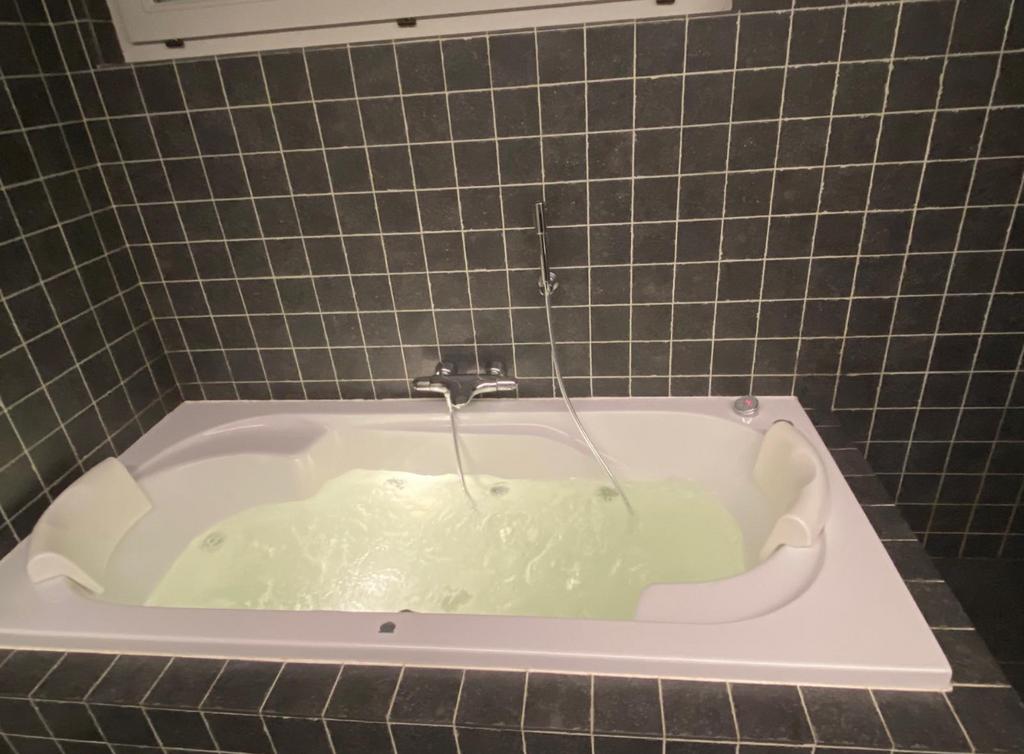 Bad jacuzzi 2 personen te koop, Ophalen, Zo goed als nieuw, Pomp, Vast