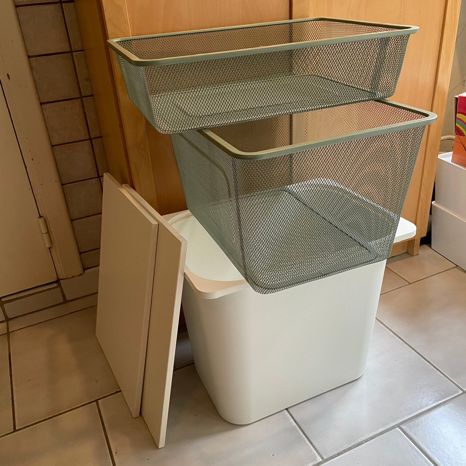 Twee mandjes, een bak en twee planken voor Ikea trofast, Ophalen, Zo goed als nieuw