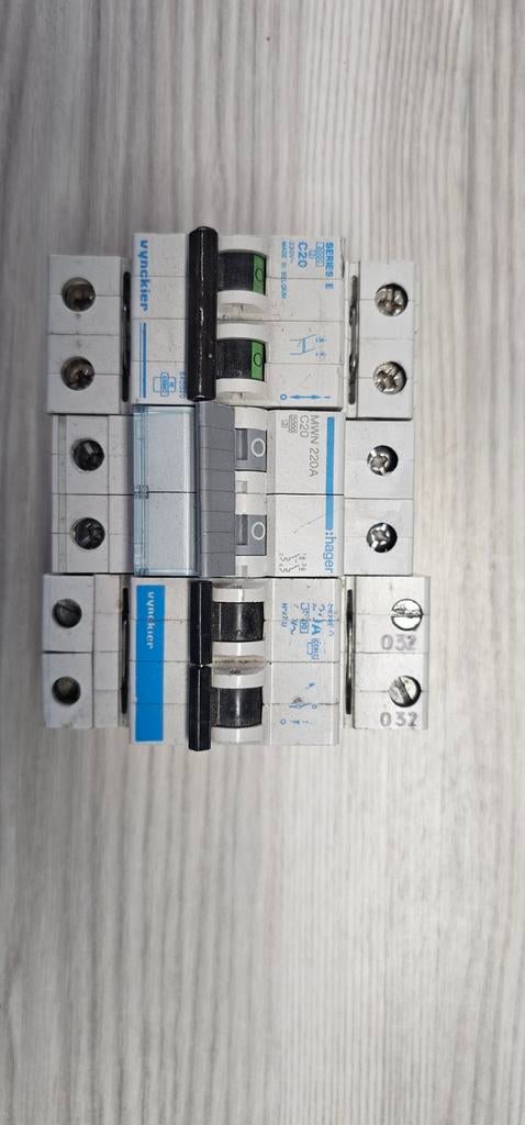 Automaten 2p 20A Hager en Vynckier gebruikt, Bricolage & Construction, Électricité & Câbles, Enlèvement ou Envoi