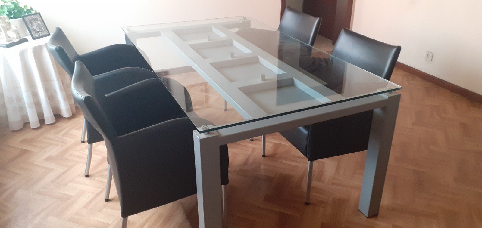 Tafel en stoelen, Ophalen