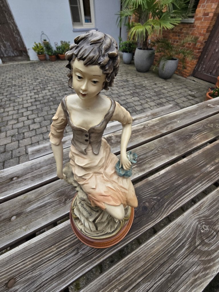 Biscuit Beeldje van een zittende dame, Enlèvement, Comme neuf, Humain