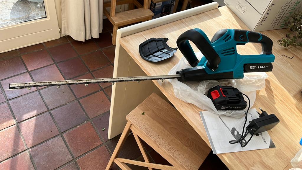Accu heggeschaar met 2 batterijen en een batterij oplader., Ophalen, Zo goed als nieuw, Accu