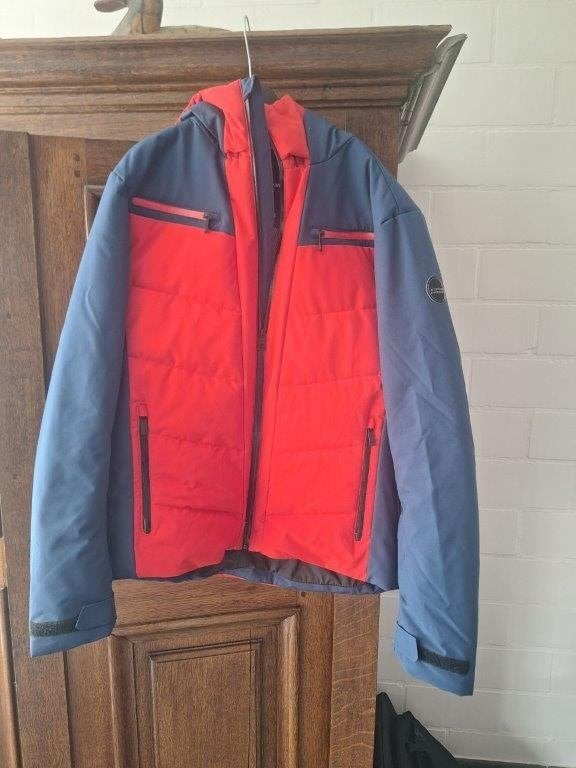 Ski jas in nieuwstaat, Sport en Fitness, Nieuw, Kleding, Ski, Ophalen