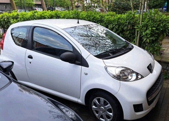 Peugeot 107 2011 +_42000 km tweedehands, 4 zetels, Zwart, Overige bekleding, Wit
