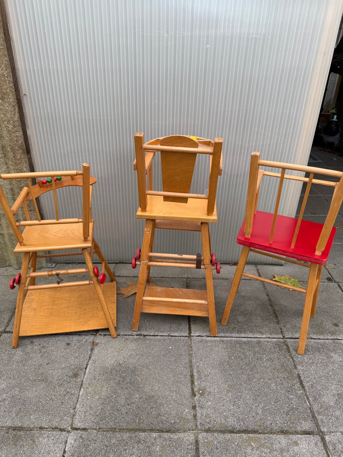 3 antieke kakstoeltjes, Ophalen