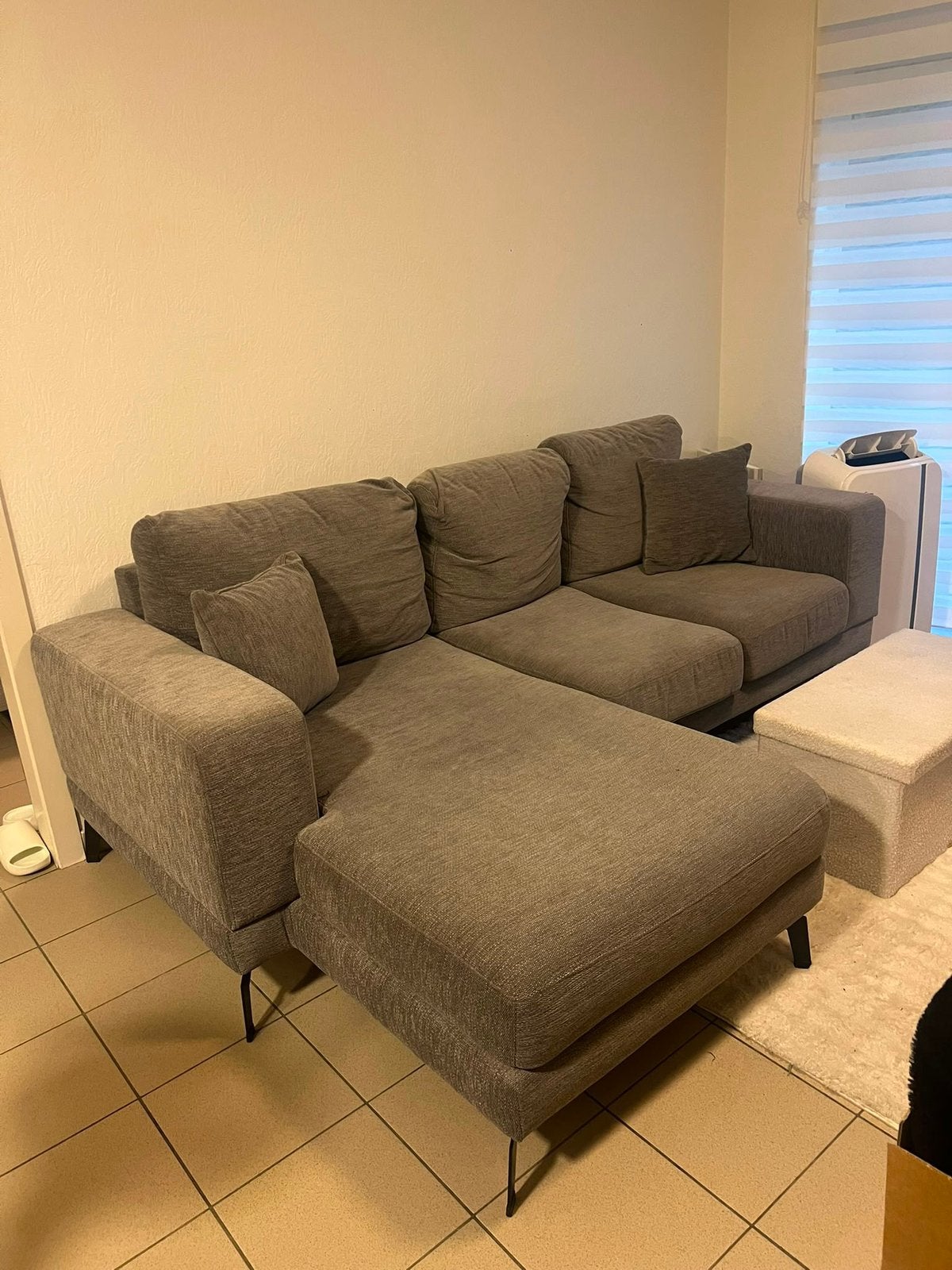 Grijze zetel met chaise longue, Huis en Inrichting, Ophalen, Zo goed als nieuw