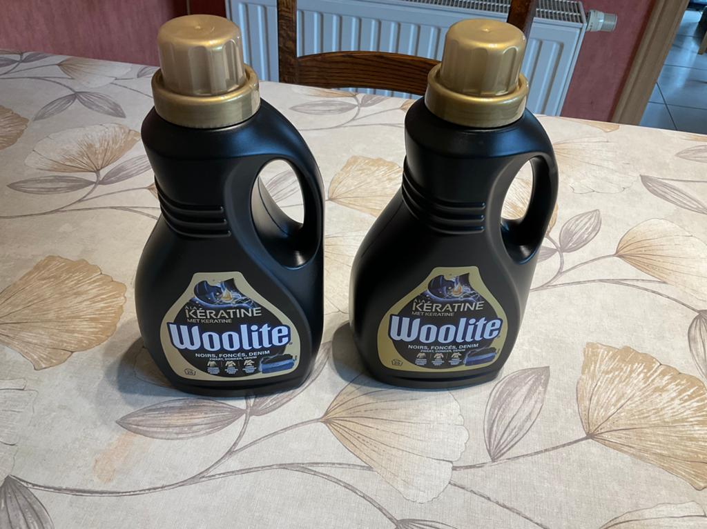 2 flessen Woolite zwart, donker, denim 4 euro per fles, Huis en Inrichting, Schoonmaakartikelen, Overige typen, Ophalen