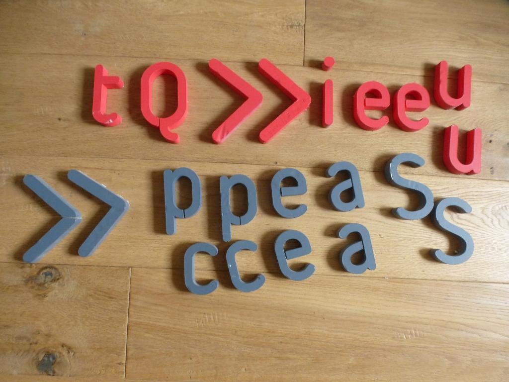LETTERS  rood en grijs  QUIET SPACES, Ophalen of Verzenden, Gebruikt