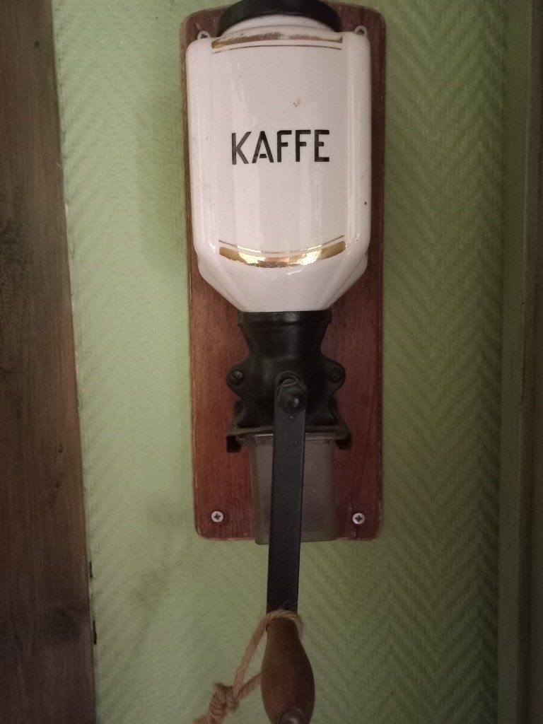 Antieke manuele koffiemolen, Enlèvement