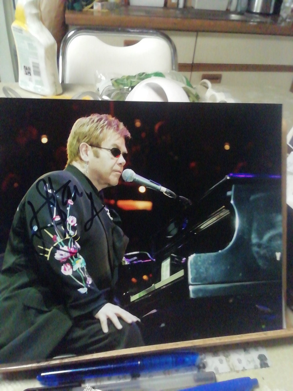 EltonJohnn met originele handtekening, Verzamelen, Muziek, Artiesten en Beroemdheden, Verzenden, Zo goed als nieuw, Foto of Kaart
