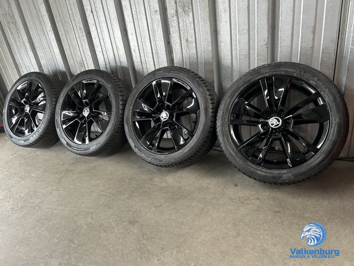 8mm! Originele Skoda Octavia 17 inch zwarte velgen 5x112 zom, Auto-onderdelen, Gebruikt, -, -, Banden en Velgen