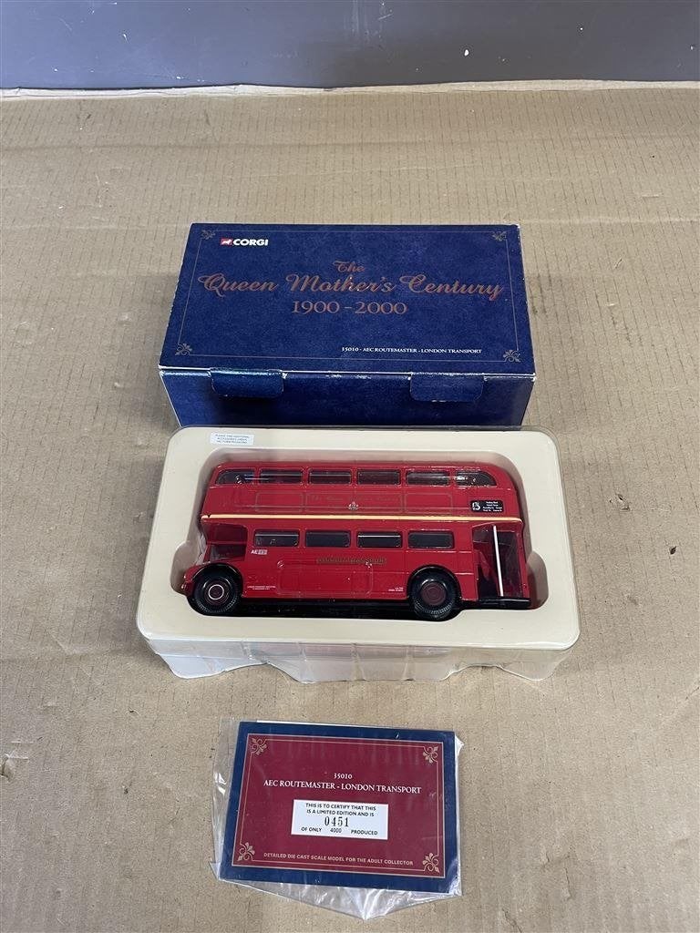 Corgi bus The queen mothers century 1900 - 2000, Hobby en Vrije tijd, Modelauto's | 1:50, Ophalen of Verzenden, Zo goed als nieuw