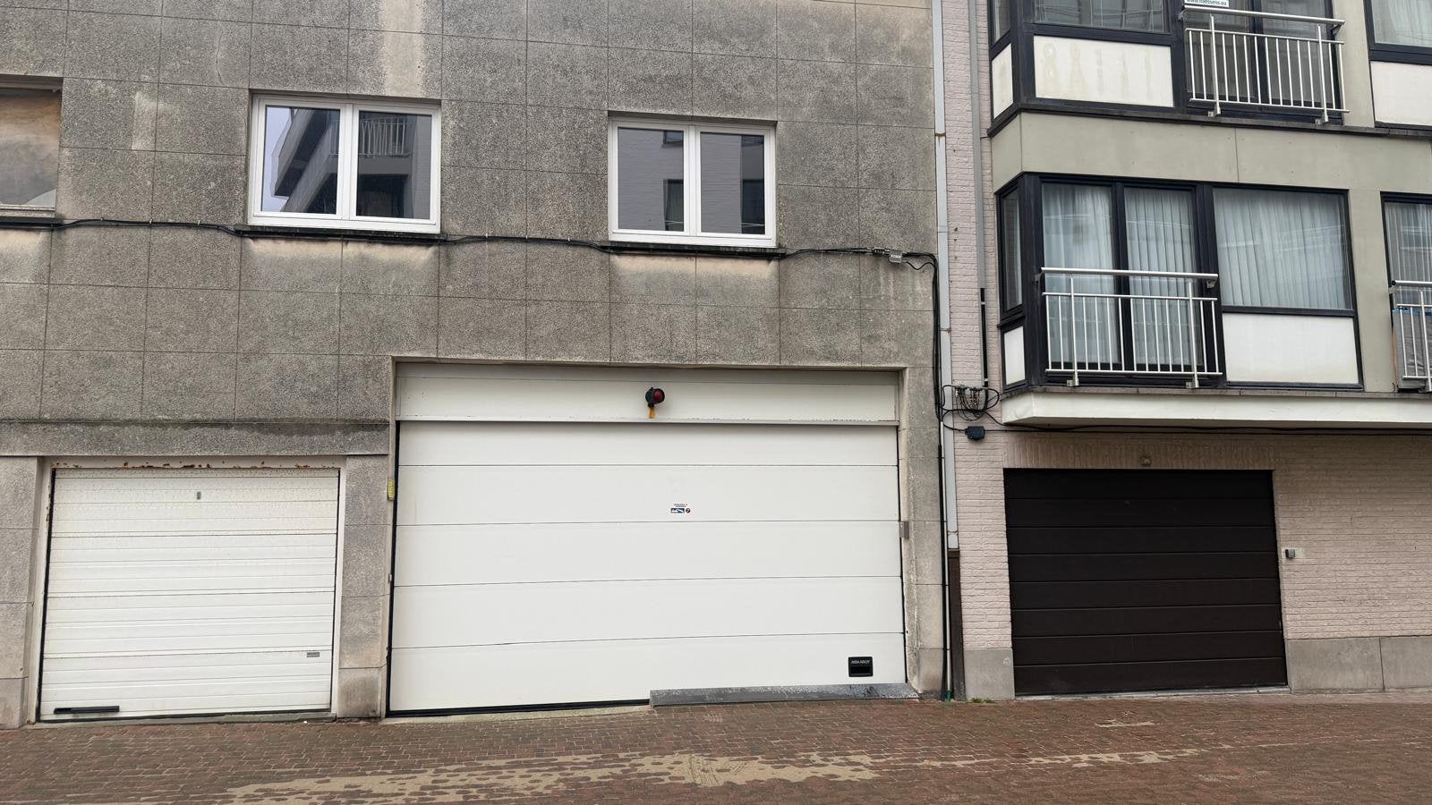 Ruime vlot toegankelijke afgesloten garage Mariakerke dijk, Immo, Garages en Parkeerplaatsen, Oostende