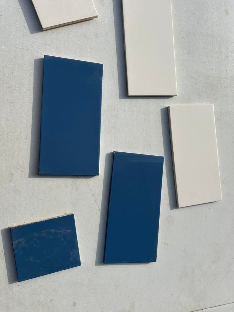 Blauwe en witte keramische wandtegels, Ophalen