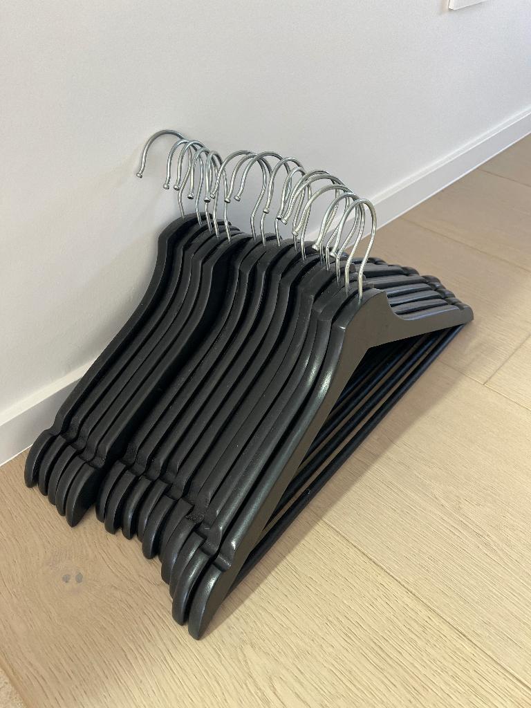 Cintres noirs IKEA, Vêtements | Femmes, Cintres, Enlèvement, Comme neuf