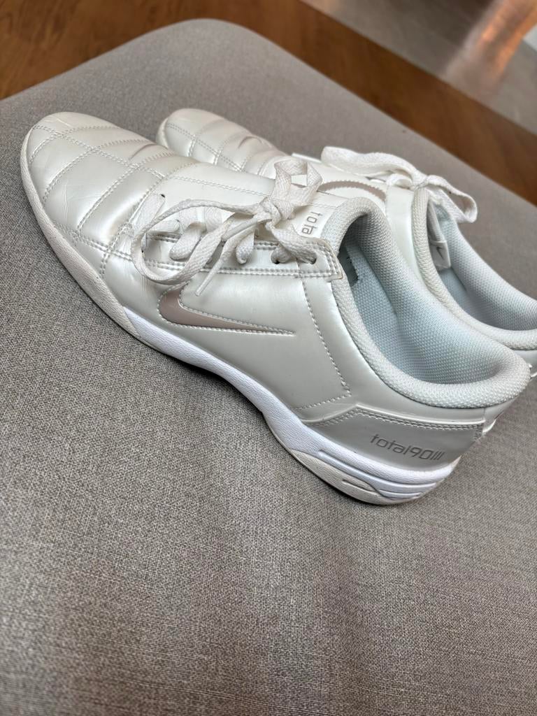 Nike Total90 zaalvoetbalschoenen/sneakers maat 44, Enlèvement ou Envoi, Porté, Blanc, Baskets