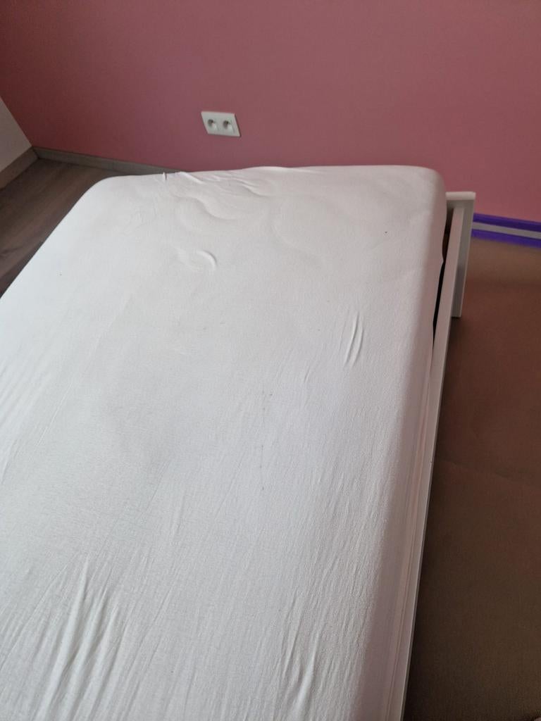 Bed met lattenbodem en nieuwe matras, Ophalen, Matras