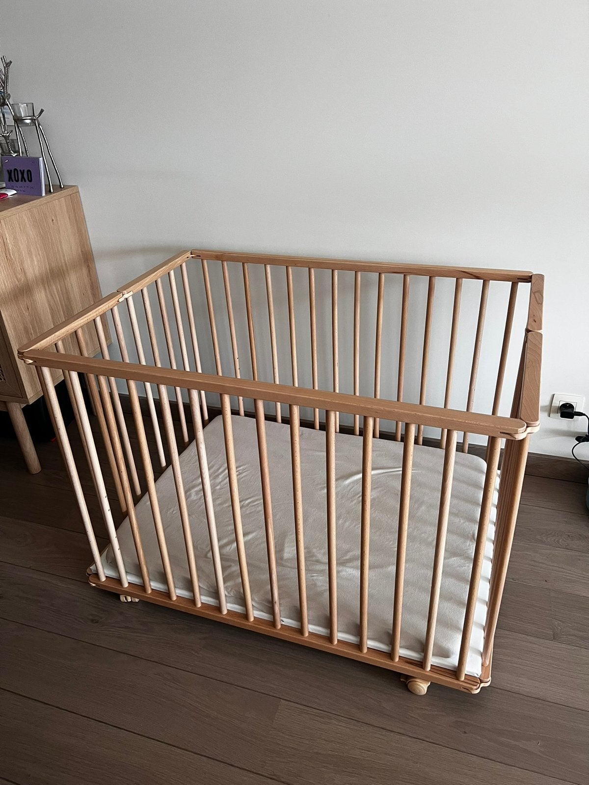 Petite Amelie Speelbox + Matras (+ 2 Hoeslakens), Kinderen en Baby's, Ophalen of Verzenden, Zo goed als nieuw, Rechthoekig, In hoogte verstelbaar