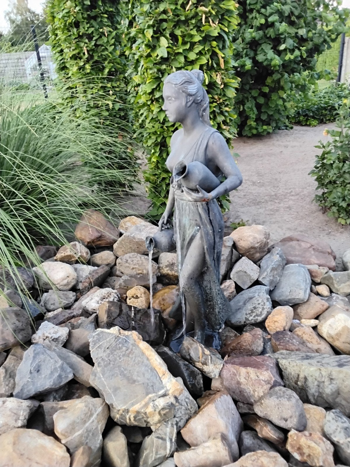 Bronzen tuinbeeld met waterpartij (vrouw met kruiken), Tuin en Terras, Ophalen