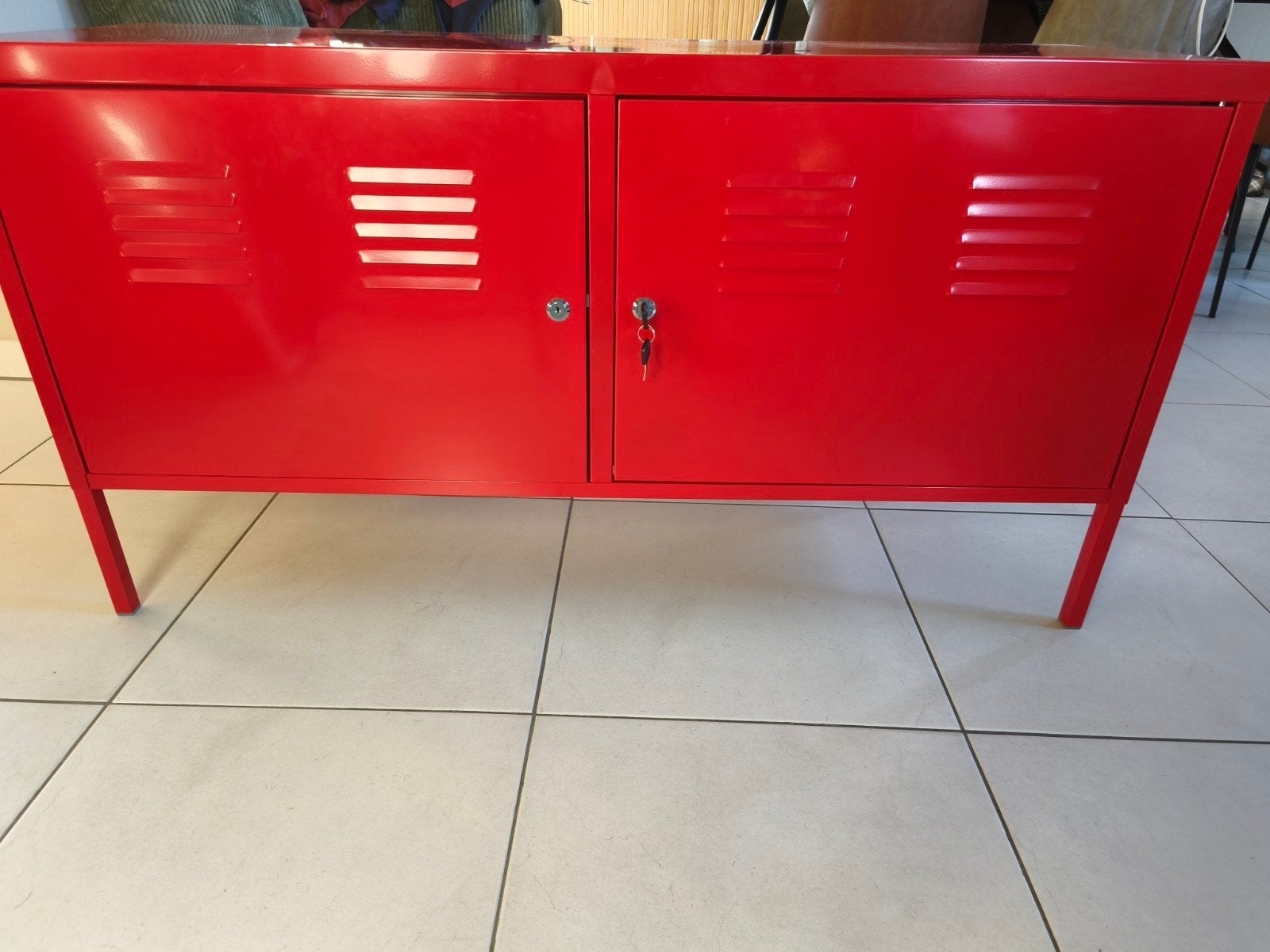 Boîtier en métal rouge, Enlèvement