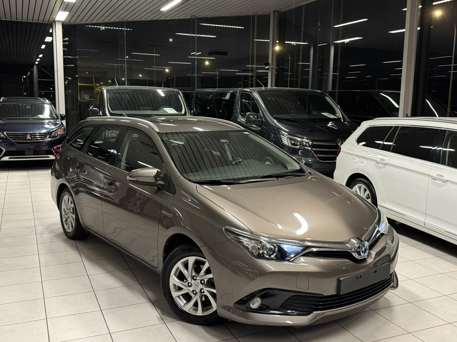 Toyota Auris 50th 1.8 Essence/Hybride Automatique 73kW Euro, Autos, Argent ou Gris, Achat, Euro 6, Entreprise