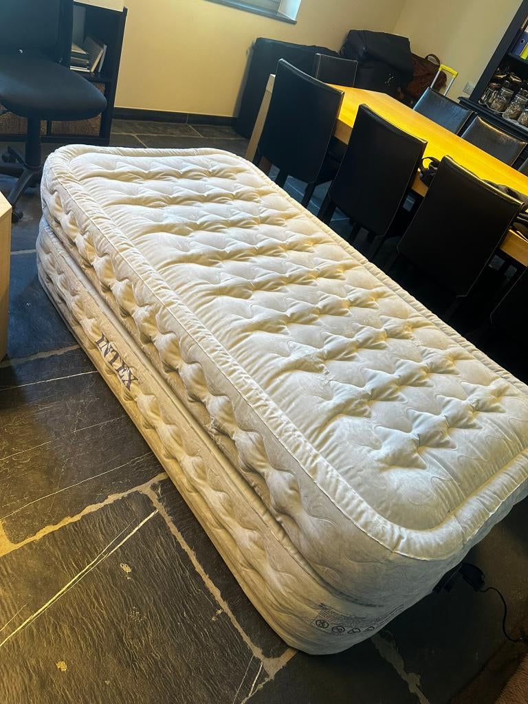 Matelas gonflable Intex avec pompe intégrée, Enlèvement, Pompe intégrée, Comme neuf, 1 personne