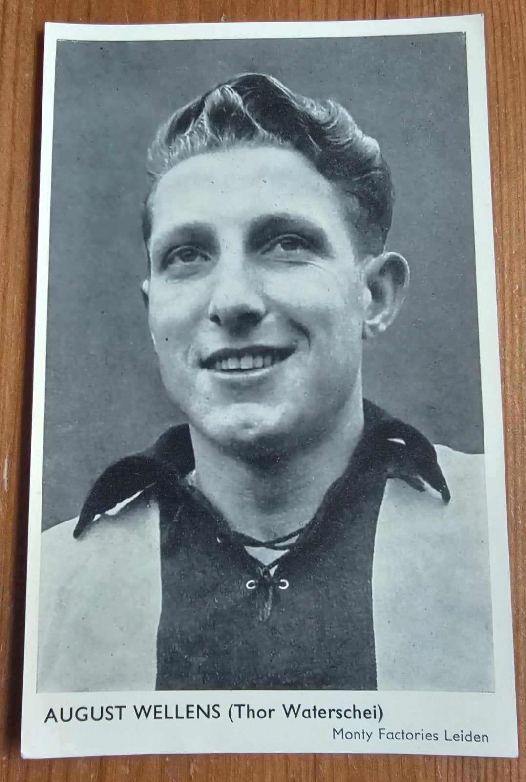 1955 Monty Factories Leiden August Wellens Thor Voetbal!, Hobby en Vrije tijd, Stickers en Plaatjes, Zo goed als nieuw, Plaatje