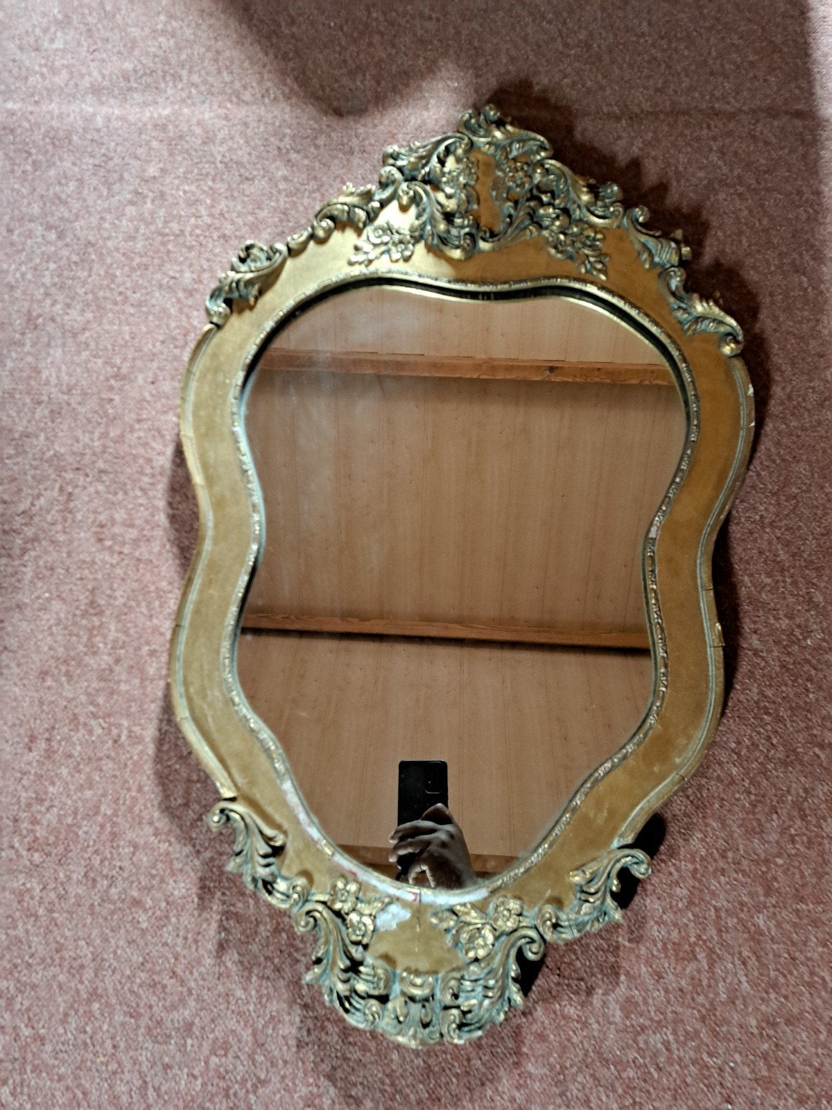 miroir mural orné de style baroque présente un cadre doré sc, Antiquités & Art, Antiquités | Miroirs, Enlèvement