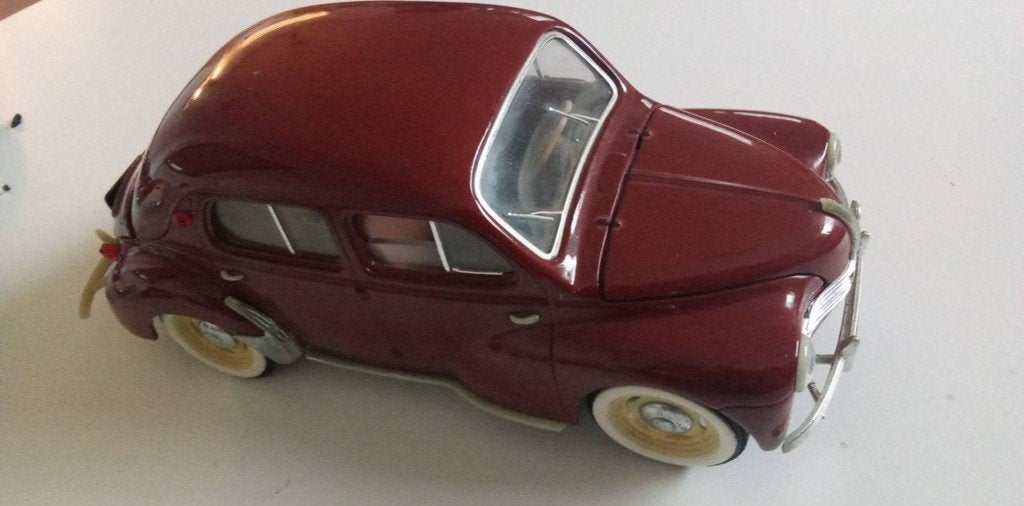 Renault 4CV 1/17 Prestige Bordeaux + 4CV geschiedenisboek, Ophalen of Verzenden, Gebruikt, Auto, Solido