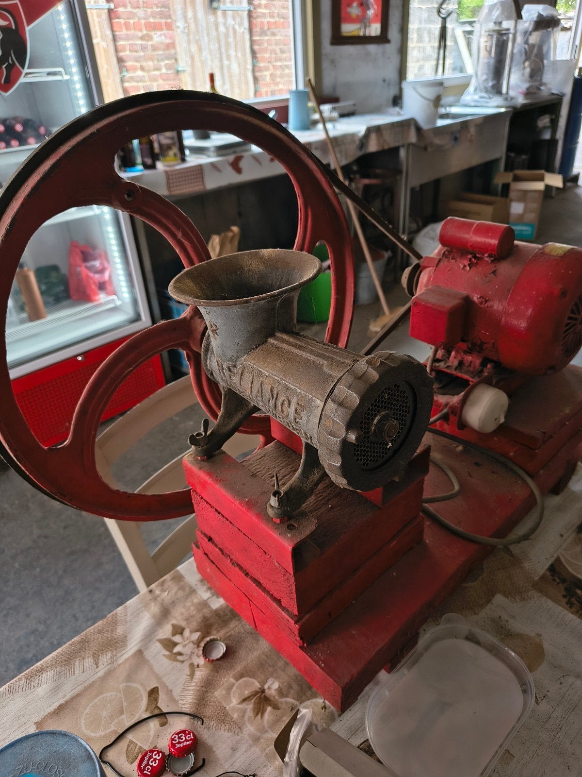 retro vleesmolen in goede staat, Ophalen