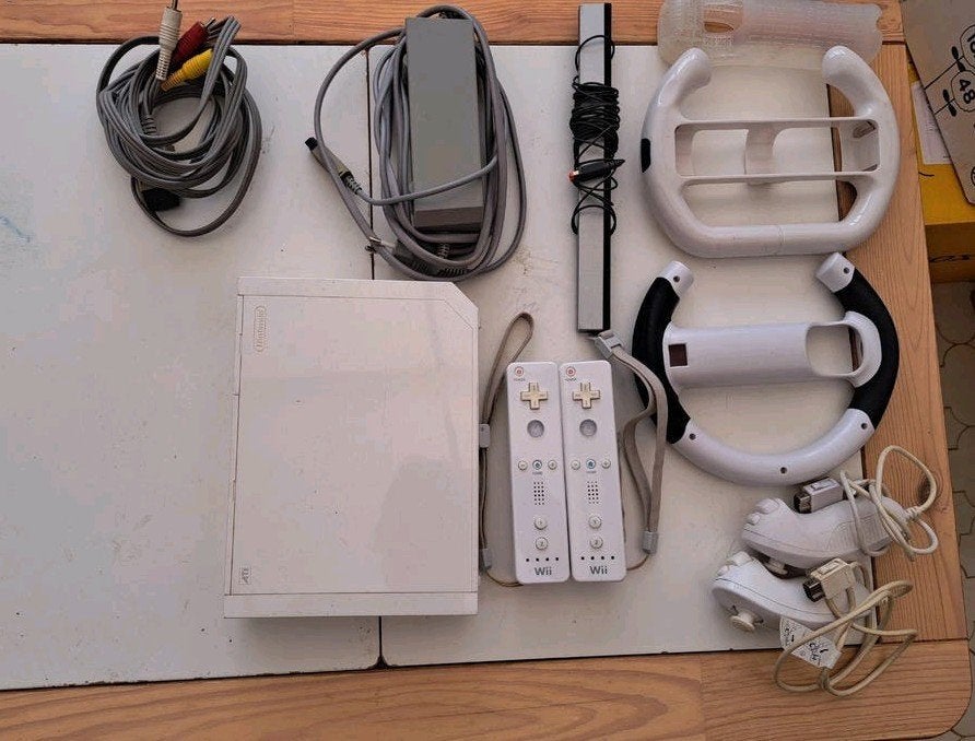 NINTENDO Wii console Wit met: stuurwielen, controllers,, Ophalen of Verzenden, Gebruikt, Met 3 controllers of meer, Met stuurtje