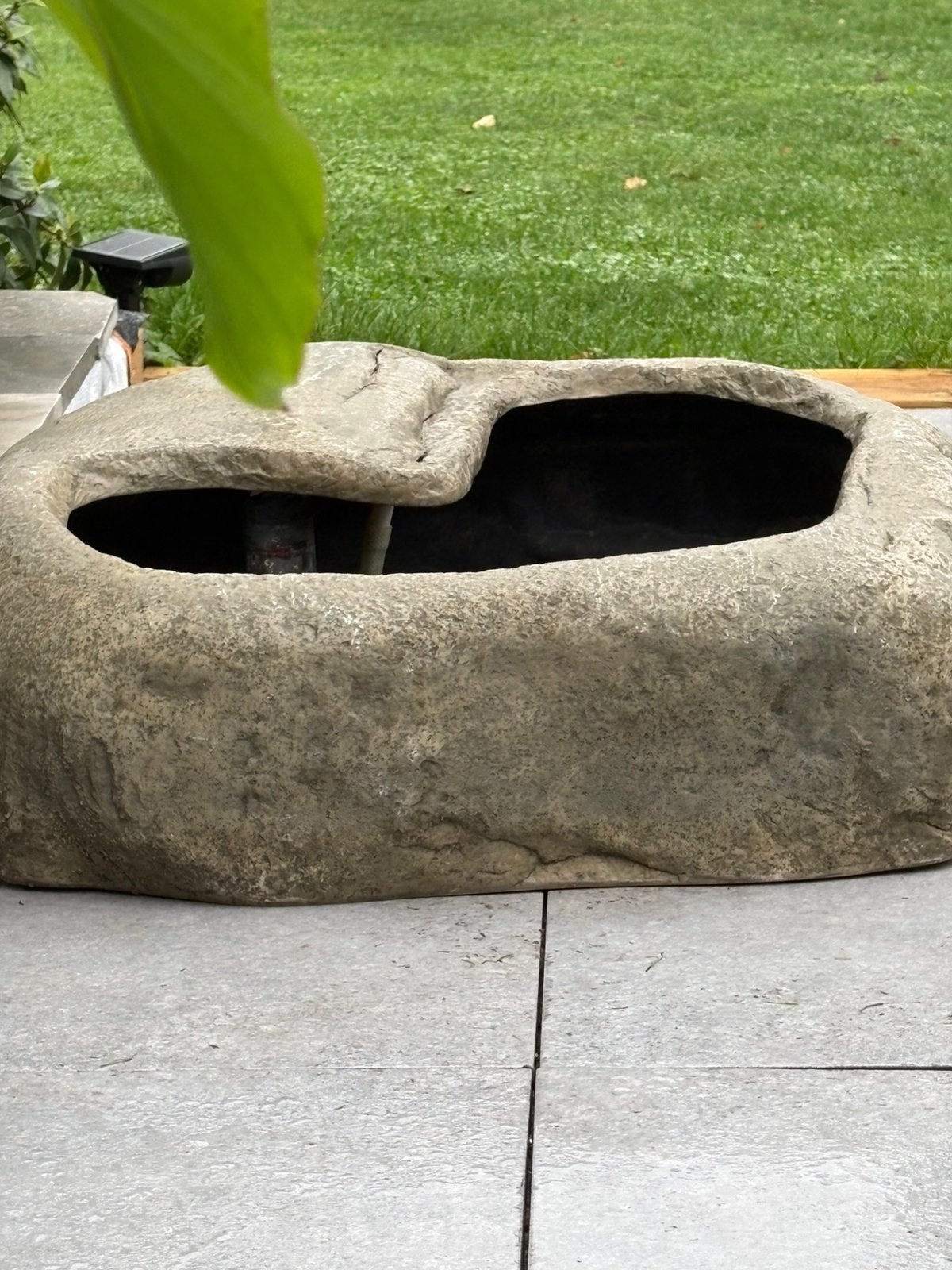 Binnenvijver, in polyester, rots met waterval, Ophalen, Pomp, Zo goed als nieuw