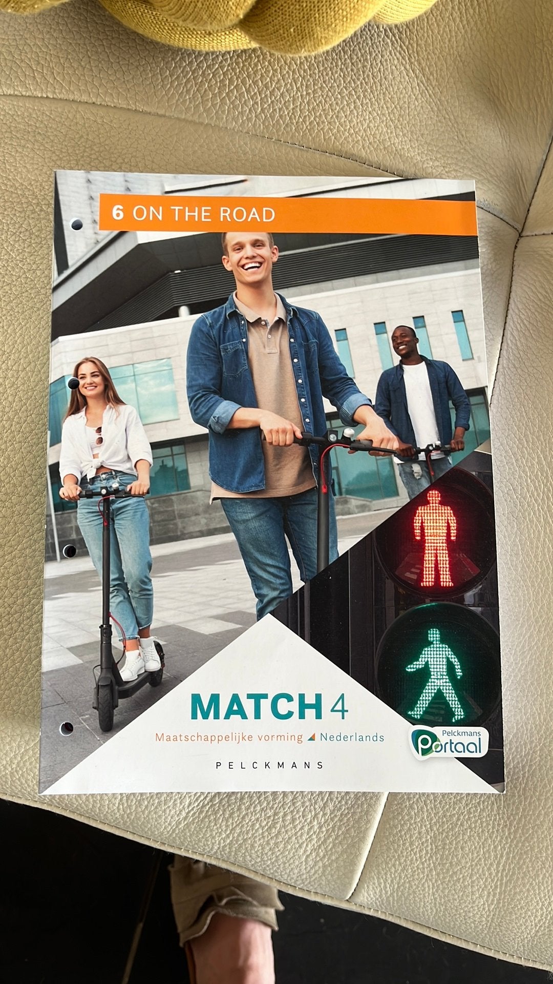 Match 4 boek 6 on the road, Ophalen of Verzenden, Zo goed als nieuw, Maatschappijleer