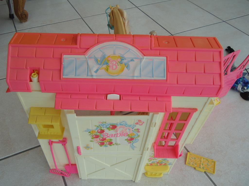 Barby Paardestal + toebehoorden , Barbyhuis + toebehoorden, Enfants & Bébés, Jouets | Maisons de poupées, Enlèvement, Utilisé
