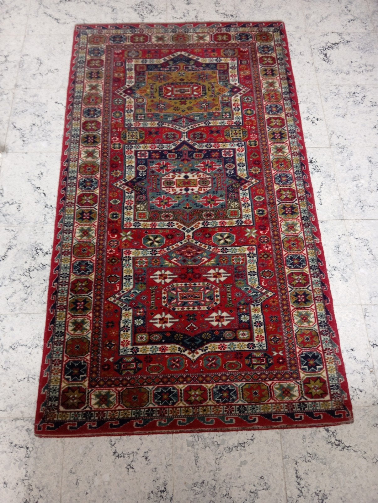 Petit tapis d'Orient, Enlèvement, Rouge