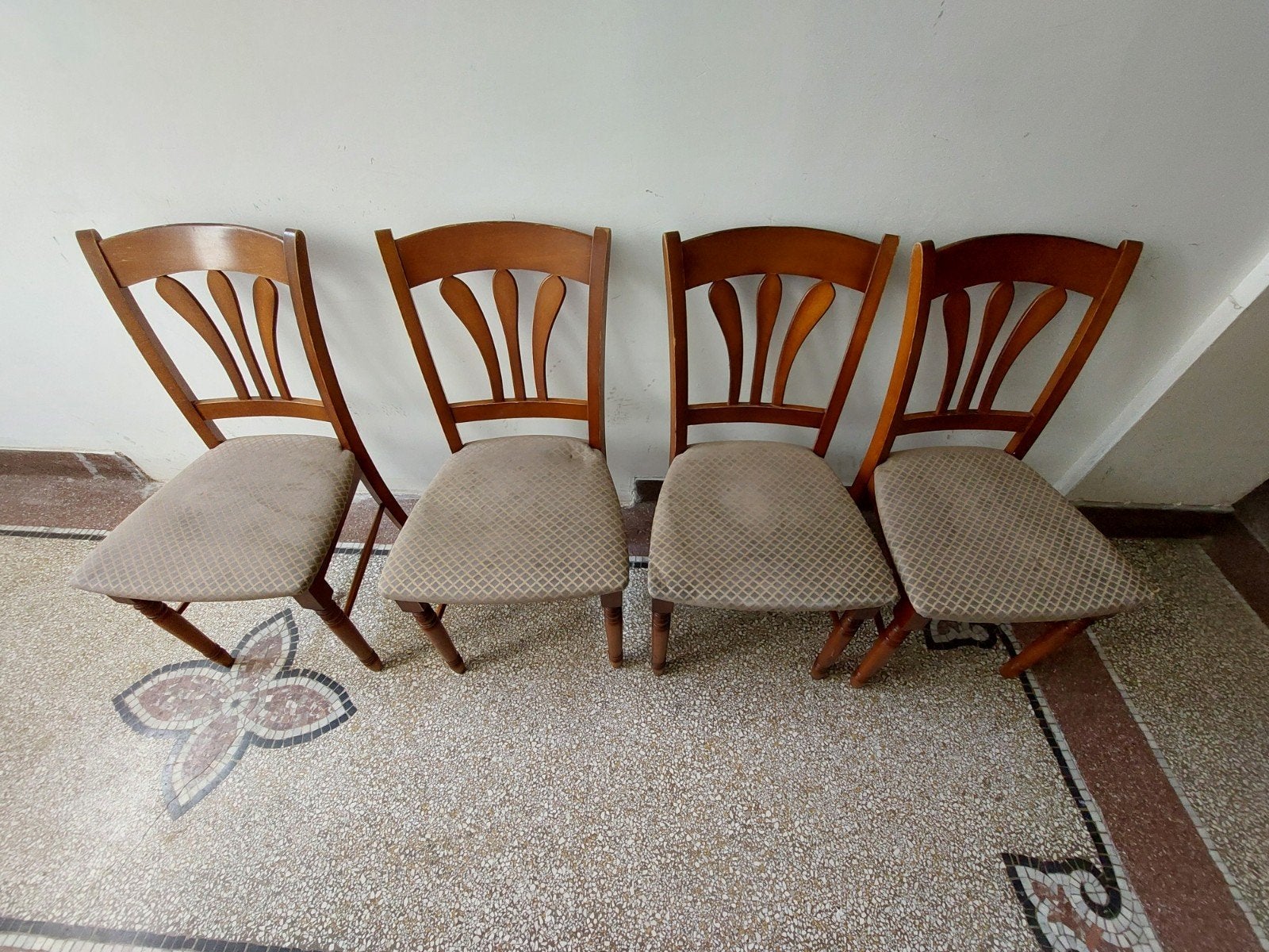 Ensemble de quatre chaises en bois et tissus, Enlèvement