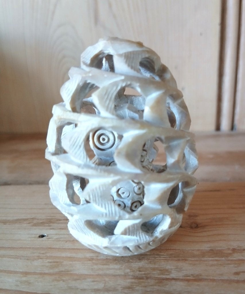 Oeuf ajouré en stéatite sculptée - chouette à l'intérieur, Ophalen, Zo goed als nieuw