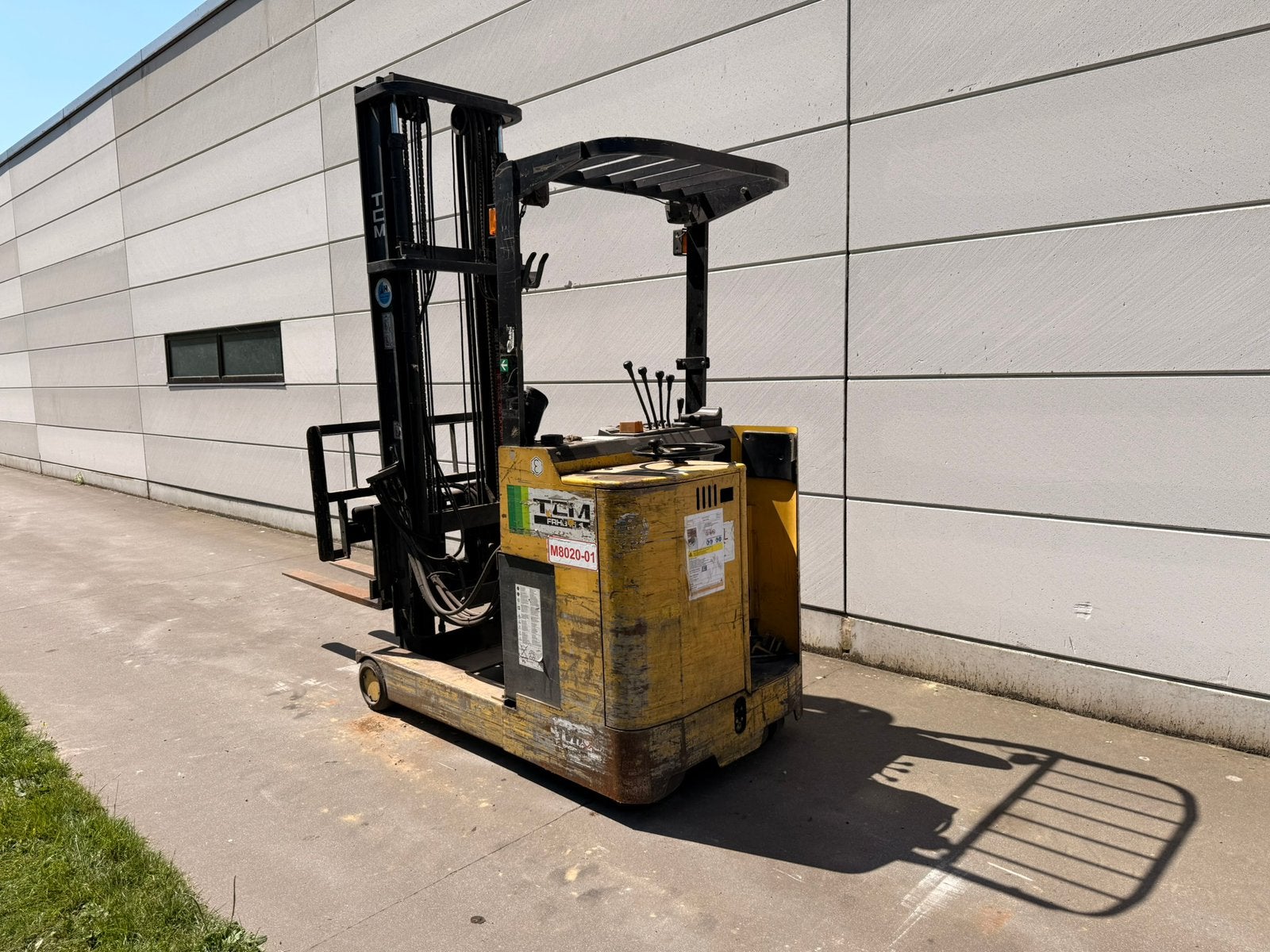 Camion TCM Reachtruck en bon état avec décalage latéral, Articles professionnels, Enlèvement ou Envoi, Chariot élévateur pour allées étroites