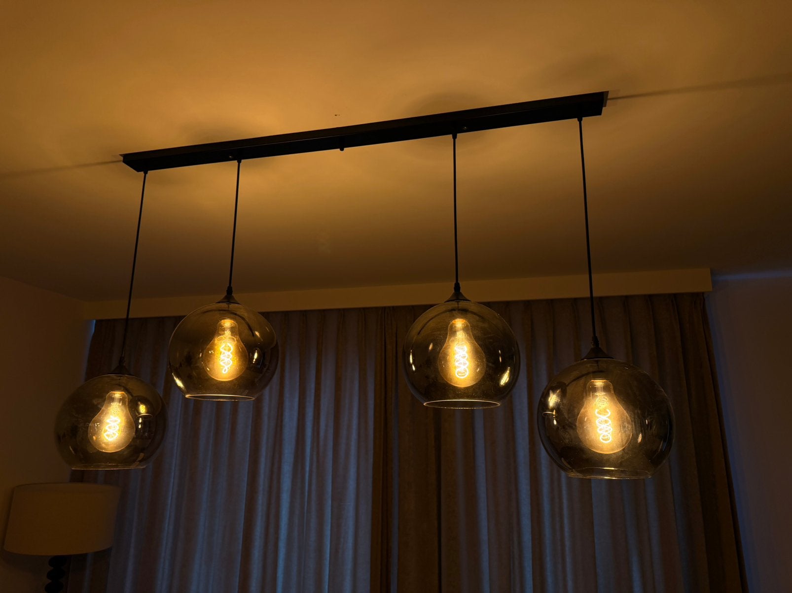 Lampe suspendue moderne avec 4 boules de verre - noir/verre, Maison & Meubles, Lampes | Suspensions, Comme neuf, Enlèvement