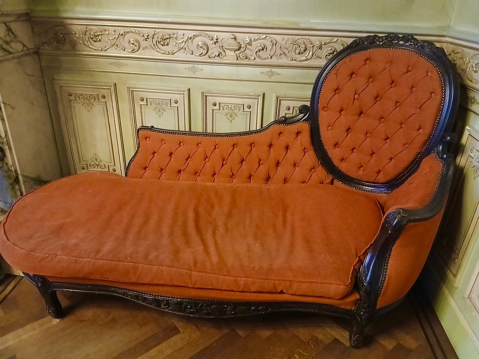 2 antieke 1-zit en Eén chaise longue zetel, Ophalen, Gebruikt