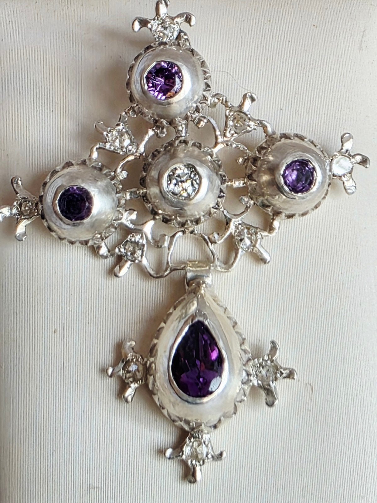 19 eeuw zilveren kruishangertje met diamanten en amethisten, Ophalen of Verzenden, Zilver, Zilver