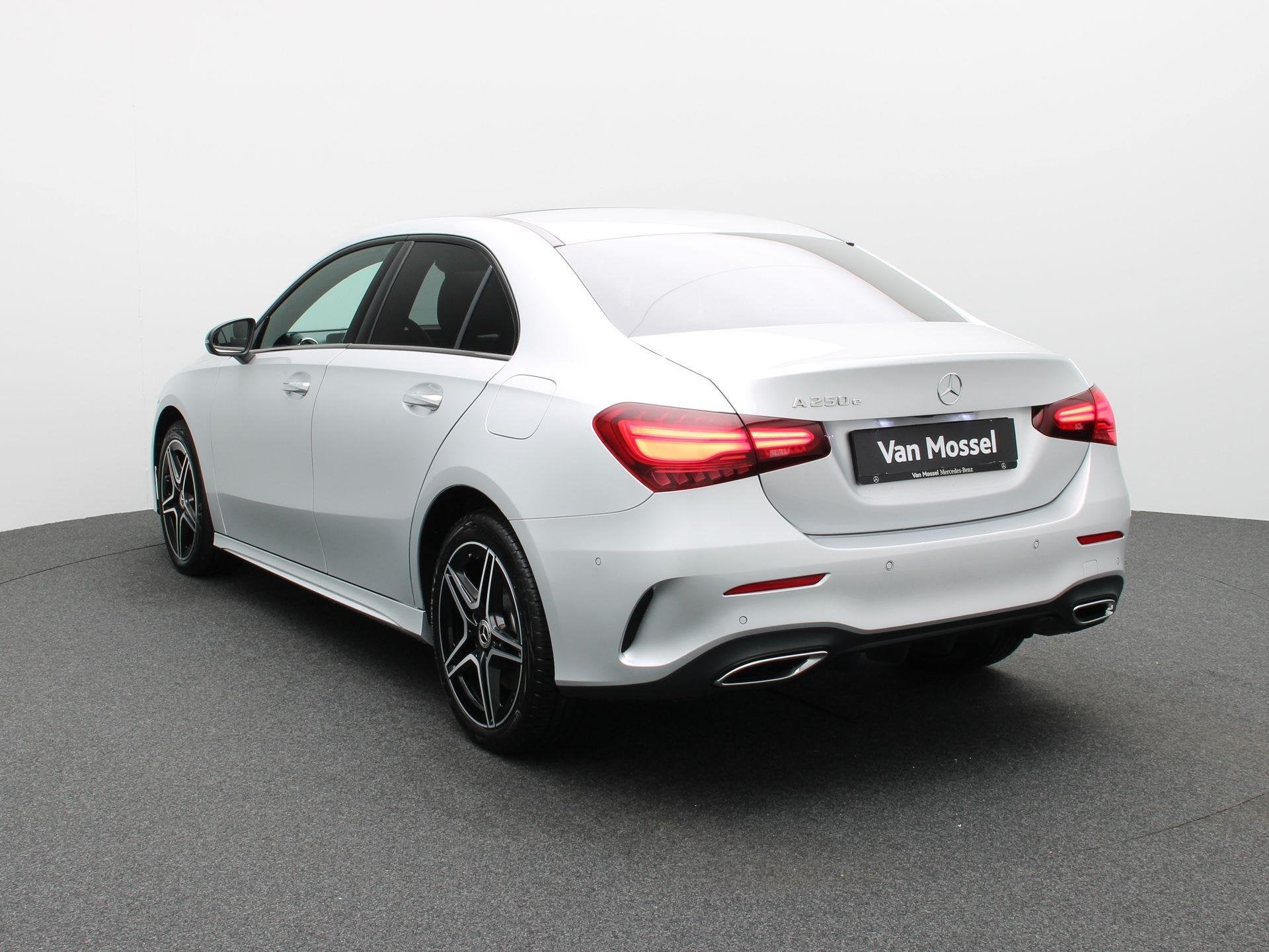 Mercedes-Benz A 250 e AMG Line Limousine + PANORAMISCH DAK +, Auto's, Stof, Gebruikt, Zwart, 16 kWh