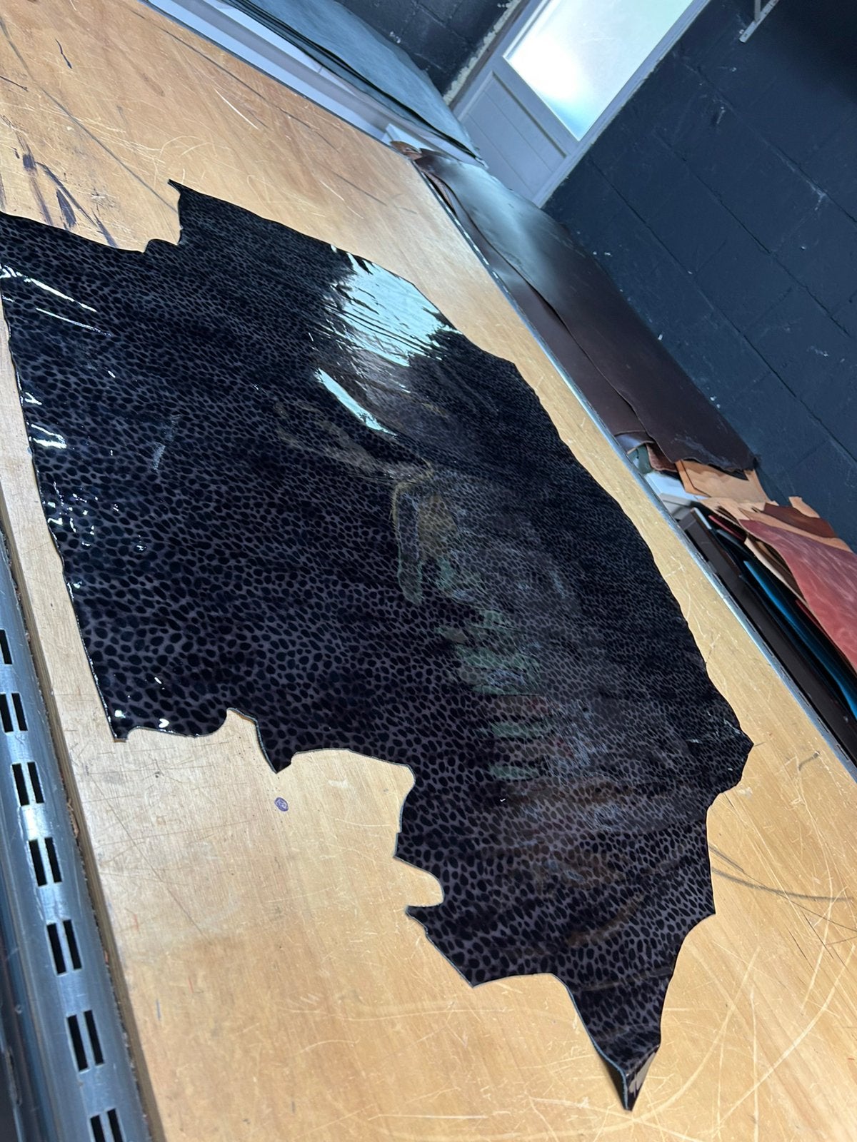 Zwart glans leopard design leer lap 1 mm dikte soepel&glad, Huis en Inrichting, Stoffering | Vloerbedekking, Zo goed als nieuw
